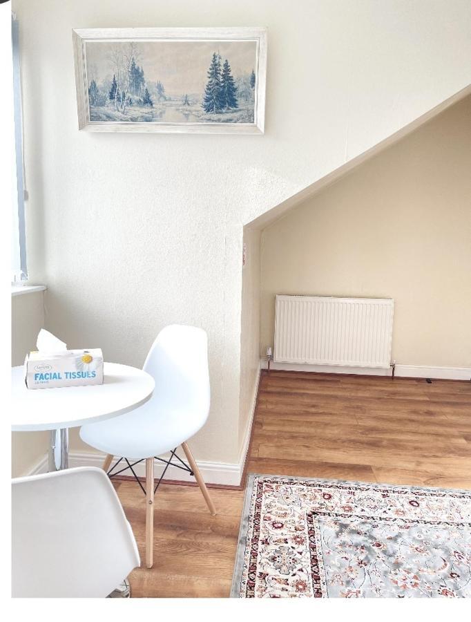 Spacious Two Bedroom House, Parking And Wifi Leeds  Exterior foto